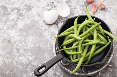 Yumurta ve yemek tarifi, sarımsak ile koşucu fasulye