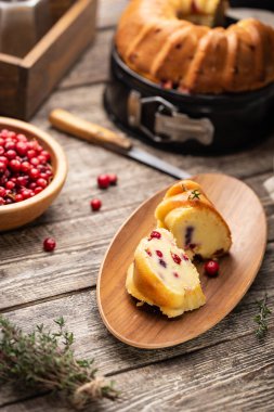 Kızılcık kek (çelenk) ahşap tabakta. Üstten görünüm