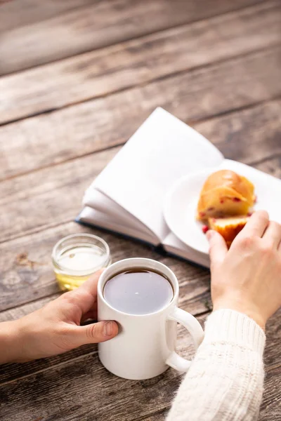 Frau Trinkt Tee Isst Preiselbeerkuchen Und Liest Kopierraum — Stockfoto