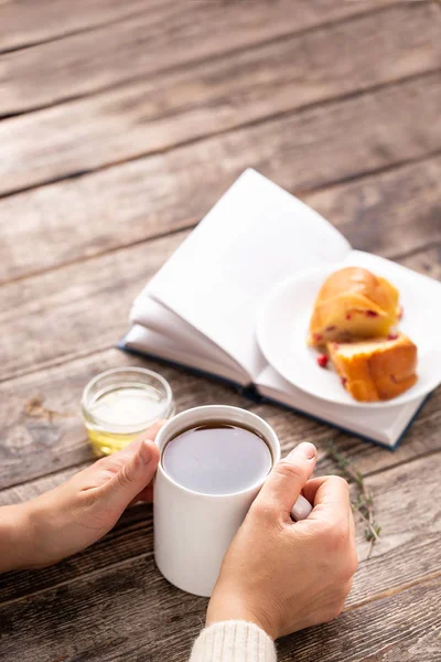 Frau Trinkt Tee Isst Preiselbeerkuchen Und Liest Kopierraum — Stockfoto