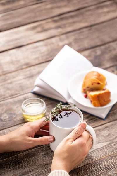 Frau Trinkt Tee Isst Preiselbeerkuchen Und Liest Kopierraum — Stockfoto