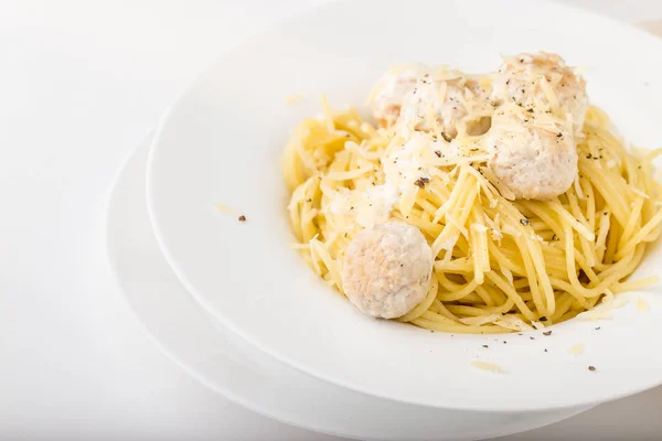 Spaghetti Klopsikami Kremowej Kurczaka Podawane Białe Płytki Orzeszkami Pinii — Zdjęcie stockowe
