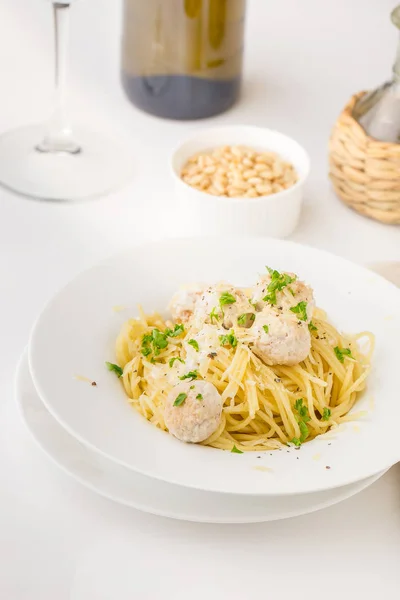 Spaghetti Met Romige Kip Gehaktballetjes Geserveerd Een Witte Plaat Met — Stockfoto