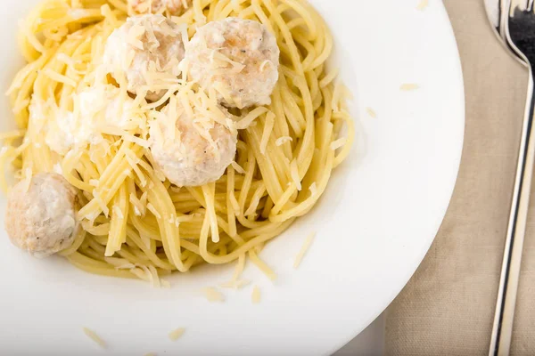 Spaghetti Klopsikami Kremowej Kurczaka Serwowane Białe Płytki Orzeszkami Pinii Bliska — Zdjęcie stockowe