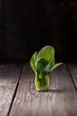 Çocuk choy koyu ahşap zemin üzerinde. Kopya alanı