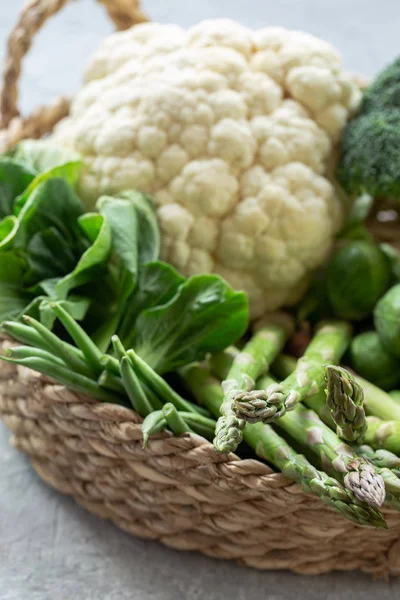 Karnabahar, yeşil fasulye, Çin lahanası, brokoli ve brussel lahanası bir sepet içinde