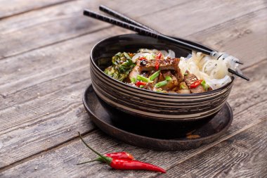 Acılı pirinç noodle wok domuz eti ve Çin lahanası ile