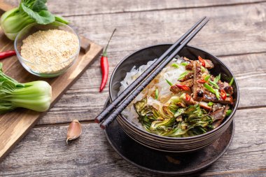 Acılı pirinç noodle wok domuz eti ve Çin lahanası ile