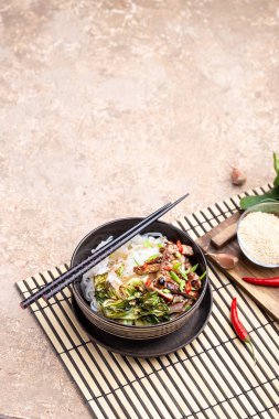 Acılı pirinç noodle wok domuz eti ve Çin lahanası ile