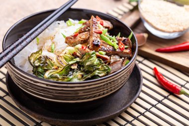 Acılı pirinç noodle wok domuz eti ve Çin lahanası ile