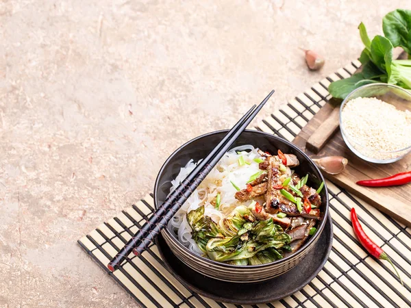 Acılı pirinç noodle wok domuz eti ve Çin lahanası ile