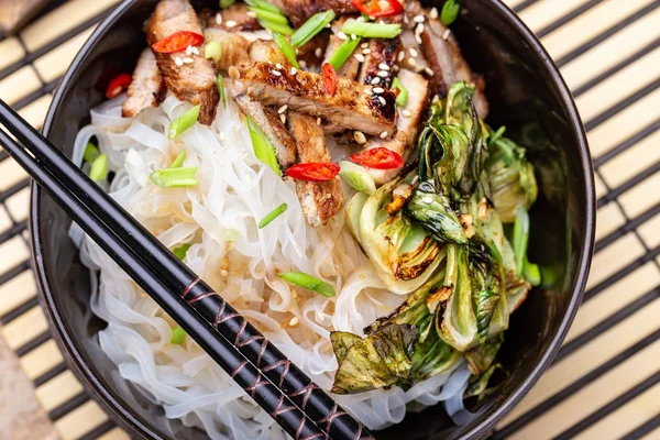 Acılı pirinç noodle wok domuz eti ve Çin lahanası ile