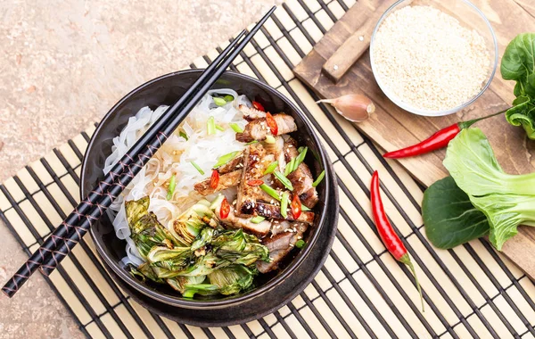 Acılı pirinç noodle wok domuz eti ve Çin lahanası ile