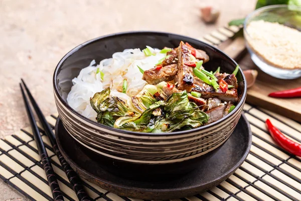 Acılı pirinç noodle wok domuz eti ve Çin lahanası ile