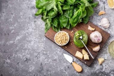 Pesto sos malzemeler (taze fesleğen, peynir, çam fıstığı, sarımsak ile bir şişe)