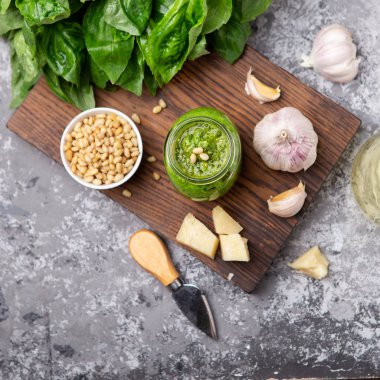 Pesto sos malzemeler (taze fesleğen, peynir, çam fıstığı, sarımsak ile bir şişe)
