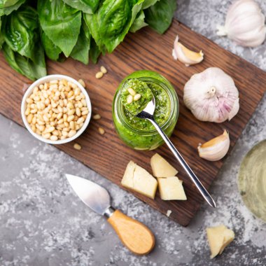 Pesto sos malzemeler (taze fesleğen, peynir, çam fıstığı, sarımsak ile bir şişe)