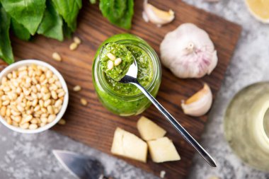 Pesto sos malzemeler (taze fesleğen, peynir, çam fıstığı, sarımsak ile bir şişe)