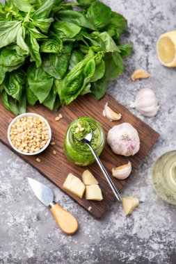 Pesto sos malzemeler (taze fesleğen, peynir, çam fıstığı, sarımsak ile bir şişe)