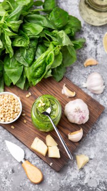 Pesto sos malzemeler (taze fesleğen, peynir, çam fıstığı, sarımsak ile bir şişe)