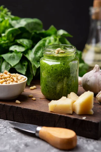 Pesto sos malzemeler (taze fesleğen, peynir, çam fıstığı, sarımsak ile bir şişe)