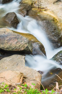 Su Maesa Noi Şelalesi 'nde akıyor, Tayland.