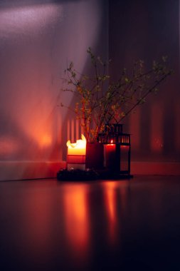 karanlık bir odada yanan mumlar