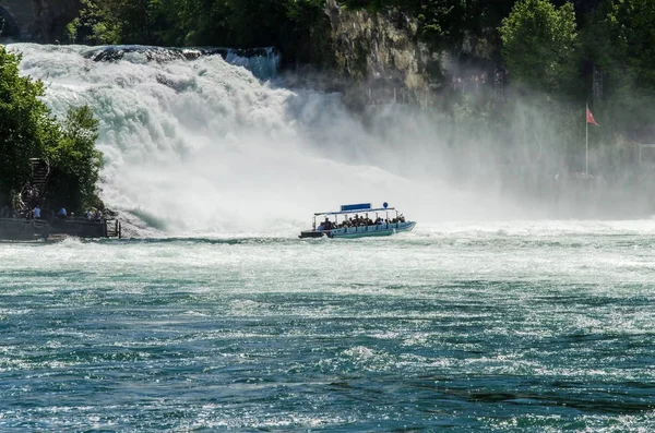 Gezi teknesi Rhine Falls yakın yüzüyor. Manzara.