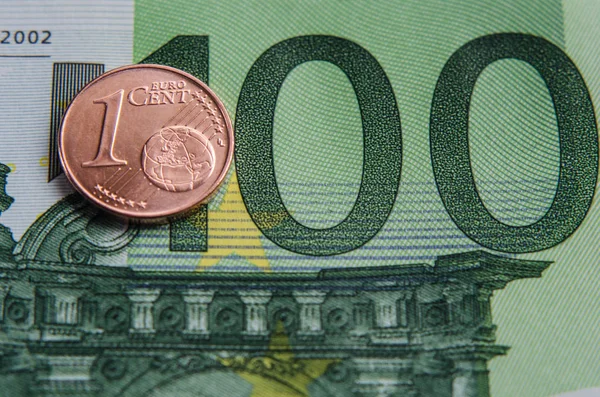 Euro cent ve bir banknot 100 euro. Yakın çekim. Arka plan