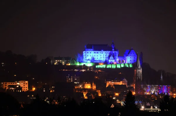 Marburg. Üst şehrin görünümünü parlak ışık gösterisi sırasında kale ve kilise yaktı. Gece manzarası.