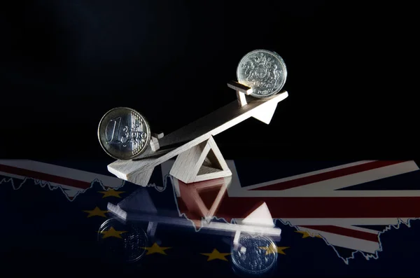 Euro ve sterlin ahşap bir salıncak üzerinde sikkeleri. F