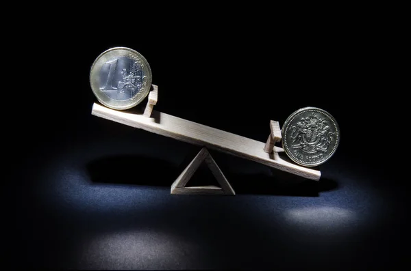 Euro ve sterlin ahşap bir salıncak üzerinde sikkeleri. Bir