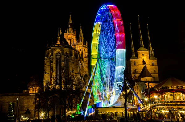 Erfurt'taki Noel fuarında dönme dolap. Uzun pozlama ile çekim.