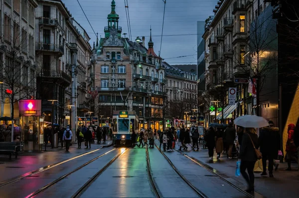 Zürih'teki Rennweg tramvay istasyonu. Cityscape.