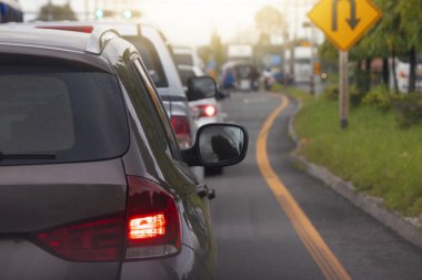 Otomobil ara emniyet Rating Junction orada yolda birçok araba yolda vardır.