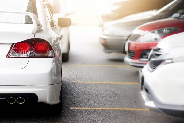Λευκό Χώρο Στάθμευσης Αυτοκινήτων Στο Δρόμο Προετοιμαστείτε Για Τον Αγώνα — Φωτογραφία Αρχείου