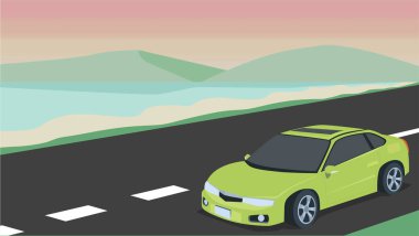 Sarı arabalar sahil boyunca asfalt yollarda koşuyor. Gökyüzü koşulları ve akşam atmosferi.