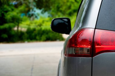 Arabanın arkası tozla kirlenmiş..