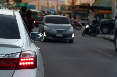 Şehirdeki açık ışık freniyle yolda araba bulanıklaşmıştı..