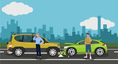 Ön taraf hasar görene kadar iki arabanın çarpışması. Her iki taraftaki sürücü de sigorta talep formu için cep telefonu kullanıyor. Mavi gökyüzü ve beyaz bulutların altında.