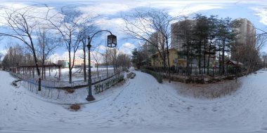 Bucheon, Güney Kore - 13 Aralık 2018: Panorama 360 derece güneşli bir günde karla kaplı park bakış açısı.