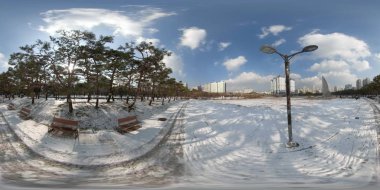 Bucheon, Güney Kore - 13 Aralık 2018: Panorama 360 derece güneşli bir günde karla kaplı park bakış açısı.
