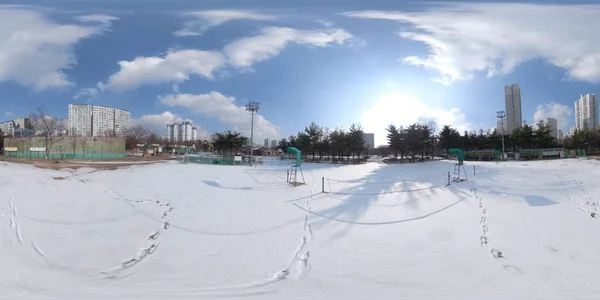 Bucheon, Güney Kore - 13 Aralık 2018: Panorama 360 derece güneşli bir günde karla kaplı park bakış açısı.
