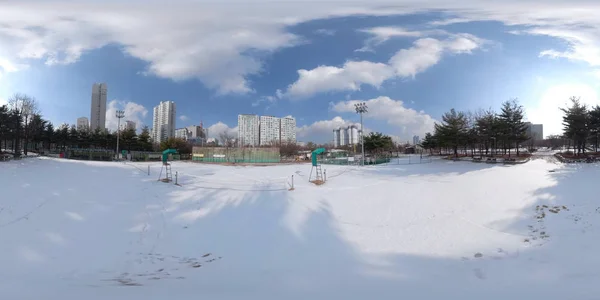 Bucheon, Güney Kore - 13 Aralık 2018: Panorama 360 derece güneşli bir günde karla kaplı park bakış açısı.