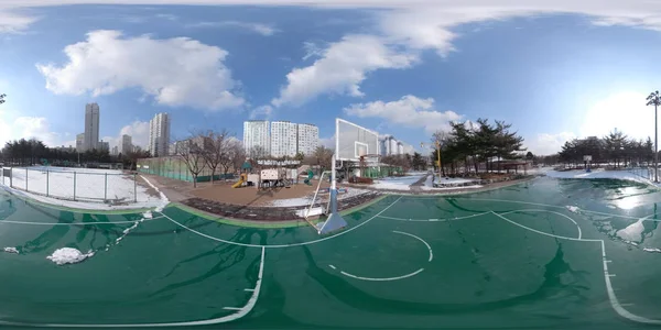 Bucheon, Güney Kore - 13 Aralık 2018: Panorama 360 derece güneşli bir günde karla kaplı park bakış açısı.