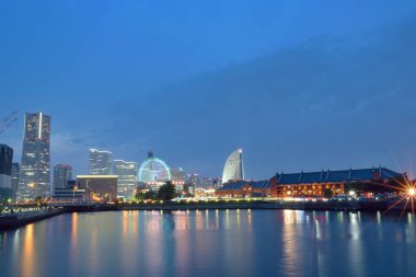 Nehirli şehir manzarası