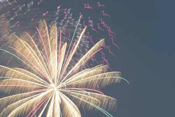 Gökyüzünde güzel havai fişek