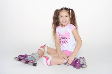 çocuk beyaz bir arka plan üzerinde üniforma poz içinde