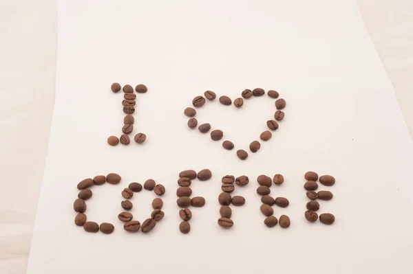 Napis, uwielbiam kawę w ziarnach kawy — Zdjęcie stockowe