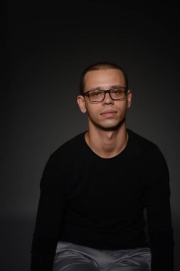 siyah ceketli adamı siyah bir zemin üzerine stüdyoda duygular gösterir